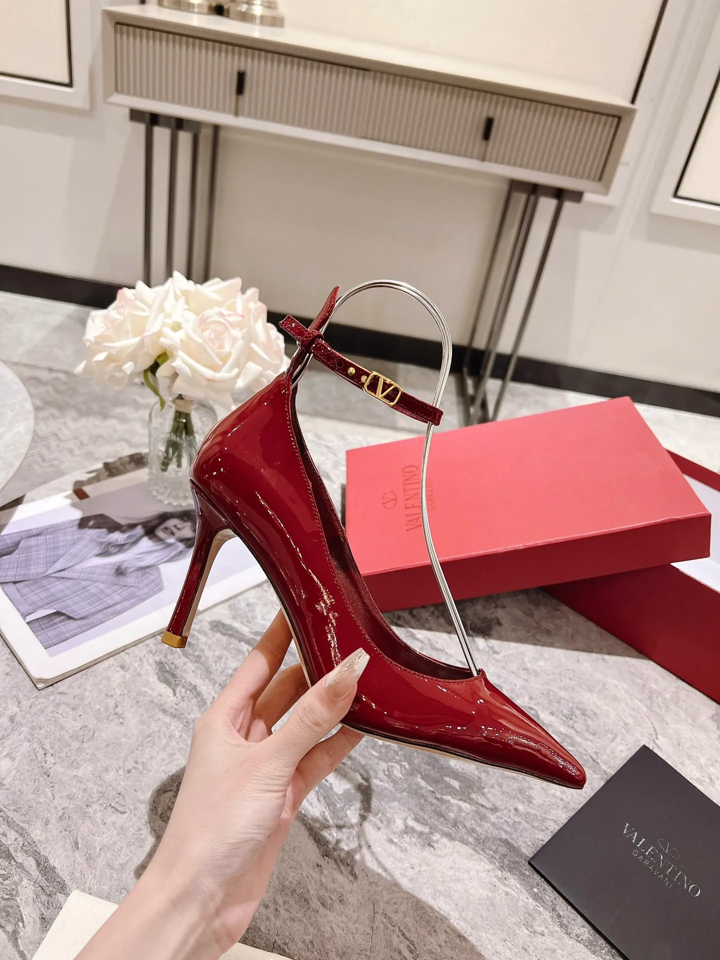 👟👟Ex-factory price 440👟👟 Genuine leather sole +40 Top version 𝑉𝐴𝐿𝐸𝑁𝑇𝐼𝑁𝑂 Valentino new spring and summer women's 6⃣️color patent leather shoes. Unique (small V-label buckle) hardware brings out a full sense of high-end, and the new season will live up to expectations! Worth buying ★ Qipi is absolutely high-grade ❥Original method, absolutely sensual ❥Elegant style, creating a different feeling, simple and elegant style!  Code number: 35-41 (34-42 customized) Fabric: Imported patent leather Lining: Sheepskin lining Heel height: 7cm-10cm2⃣️Various heel height options Leather outsole Rubber outsole